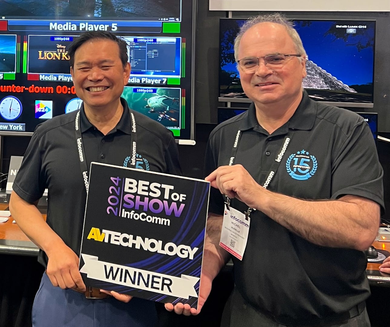 Thomas Tang y Michele Rudelle celebran en InfoComm el premio obtenido por la tecnología KVM sobre IP de Apantac