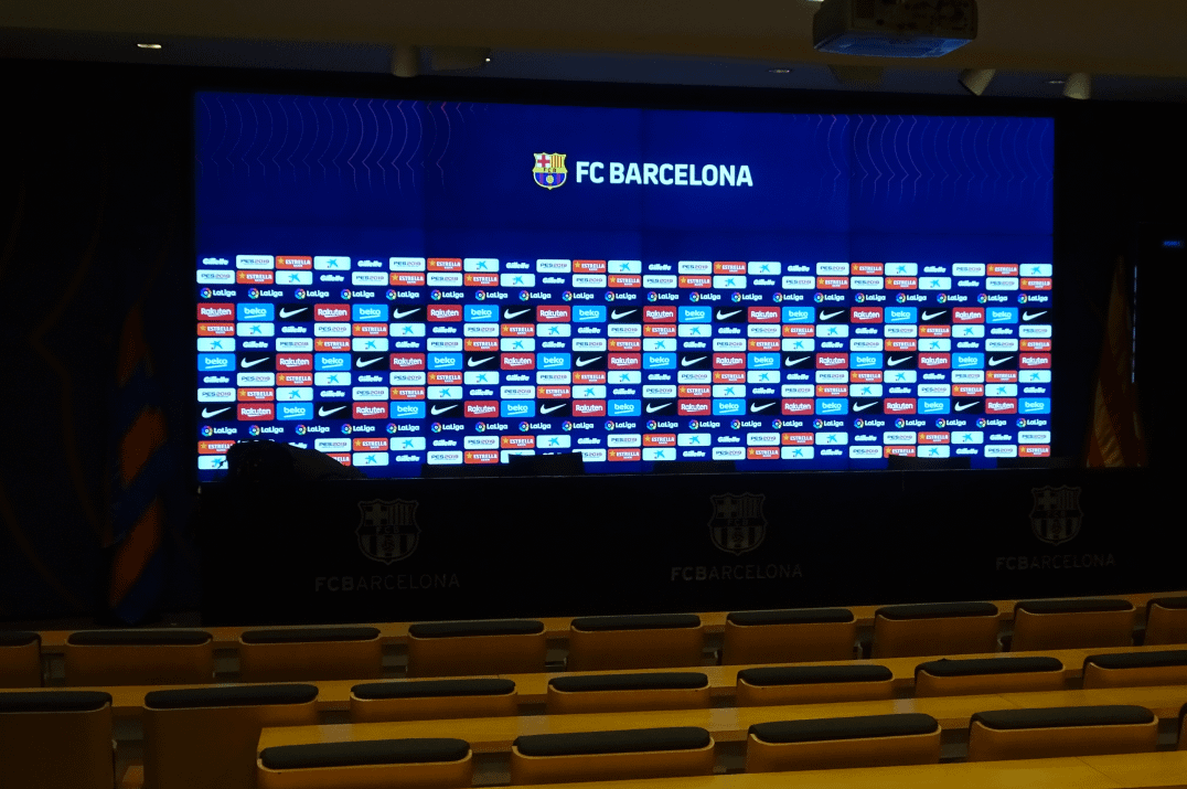 Montaje Sala rueda de prensa de Barcelona F.C.