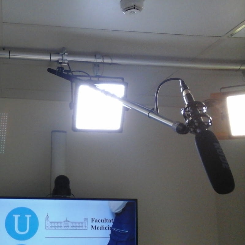 Micrófono y pantallas en estudio de producción